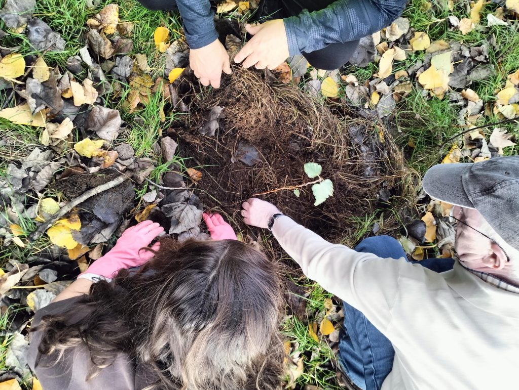 Desporto escolar de mãos dadas com o projeto Eco-escolas e o Clube Ciência limpam o troço do rio Este adotado pela Escola EB 2 e 3 de Celeirós